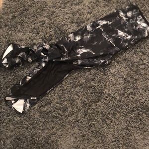 Black, gray and white marble active leggings